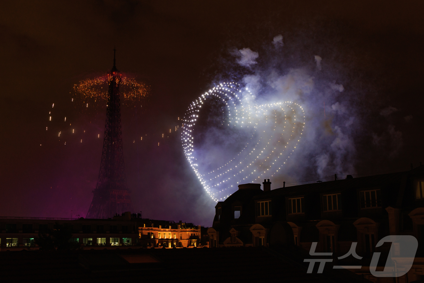 (파리=뉴스1) 이준성 기자 = 14일(현지시간) 프랑스 혁명 기념일(바스티유 데이)을 기념하기 위해 에펠탑에 펼쳐진 불꽃놀이 쇼에서 하트의 모양을 연출한 1천100대의 드론이 불 …