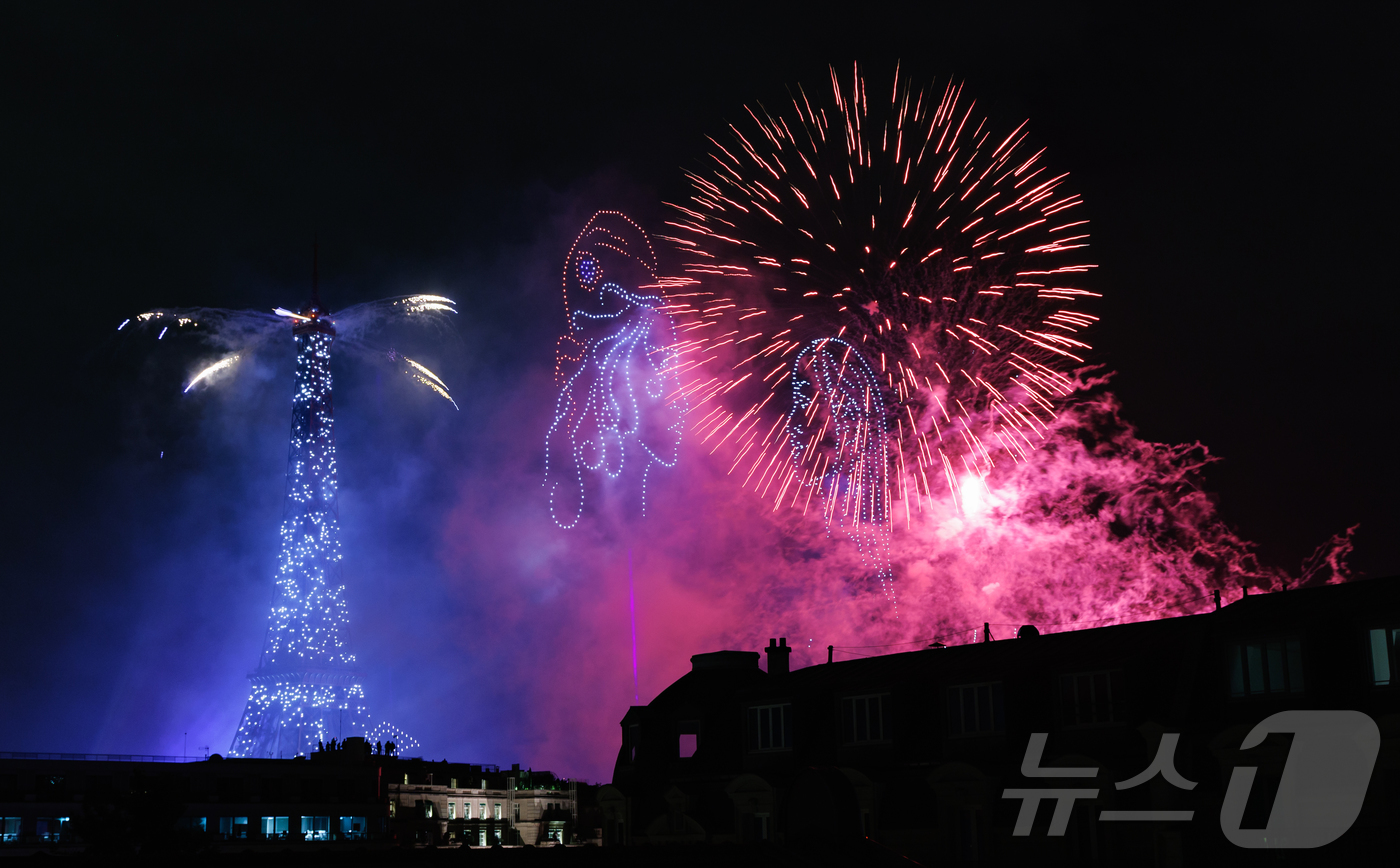 (파리=뉴스1) 이준성 기자 = 14일(현지시간) 프랑스 혁명 기념일(바스티유 데이)을 기념하기 위해 에펠탑에 펼쳐진 불꽃놀이 쇼에서 1천100대의 드론이 프랑스의 상징적인 인물이 …