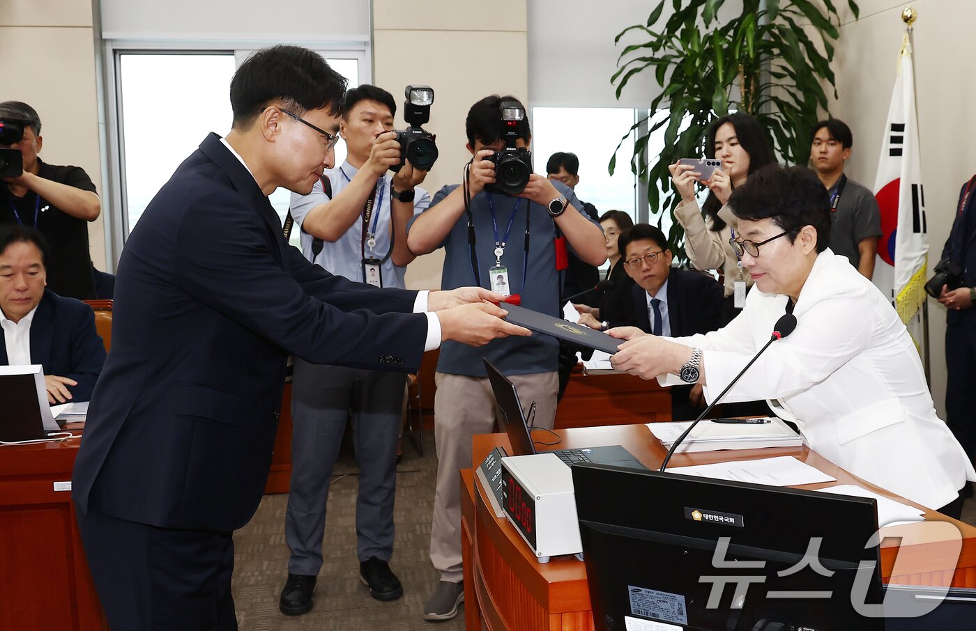 본문 이미지 - 임광현 국세청장 후보자가 15일 오전 서울 여의도 국회 기획재정위원회에서 열린 국세청장 후보자 인사청문회에서 임이자 위원장에게 선서문을 제출하고 있다. 2025.7.15/뉴스1 ⓒ News1 김민지 기자
