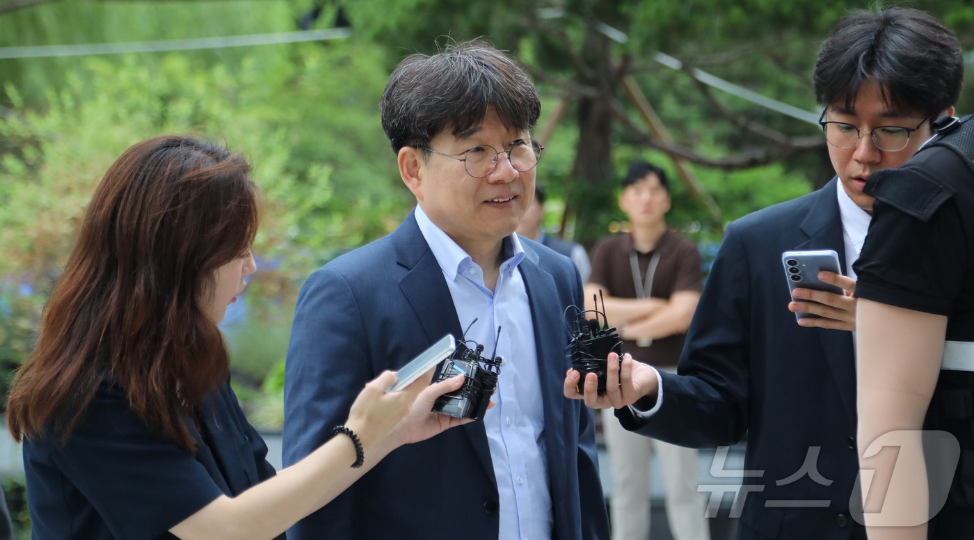 (서울=뉴스1) 송송이 기자 = 이상화 동해종합기술공사 부사장이 15일 오전 서울 종로구 민중기 특별검사팀 사무실로 출석하며 취재진 질문에 답하고 있다. 2025.07.15/뉴스1 …