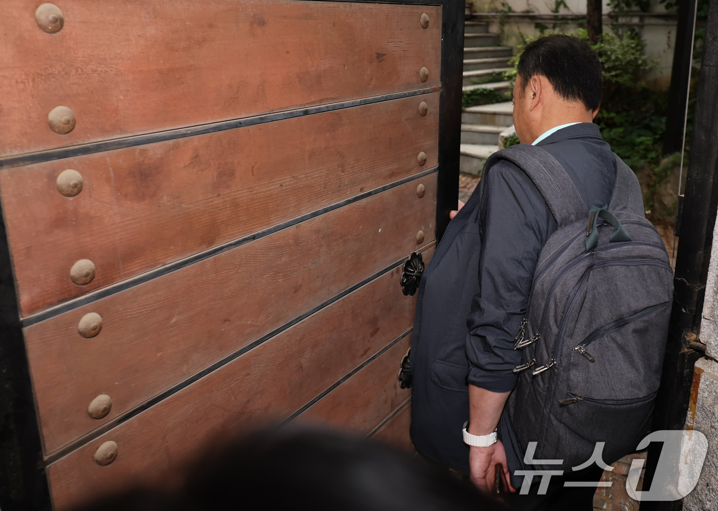 (서울=뉴스1) 장수영 기자 = 김건희 여사 관련 의혹을 수사하는 민중기 특검팀이 15일 오전 서울 강남구 역삼동에 위치한 건진법사 전성배 씨 법당에 대한 압수수색을 진행 중인 가 …