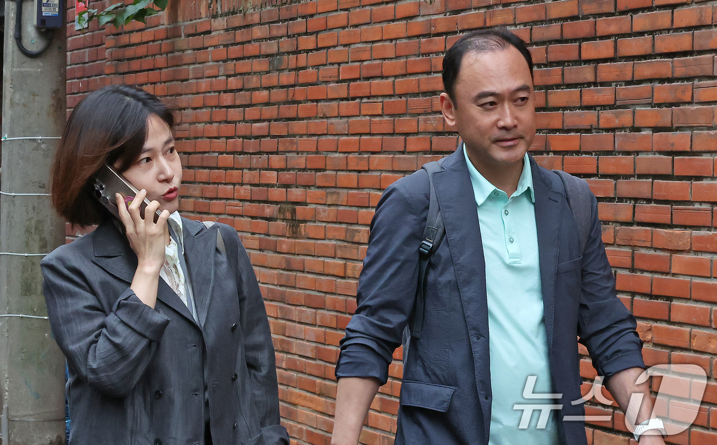 (서울=뉴스1) 장수영 기자 = 김건희 여사 관련 의혹을 수사하는 민중기 특검팀이 15일 오전 서울 강남구 역삼동에 위치한 건진법사 전성배 씨 법당에 대한 압수수색을 진행 중인 가 …