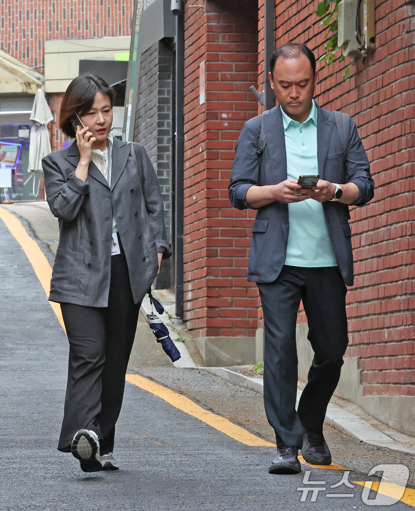 (서울=뉴스1) 장수영 기자 = 김건희 여사 관련 의혹을 수사하는 민중기 특검팀이 15일 오전 서울 강남구 역삼동에 위치한 건진법사 전성배 씨 법당에 대한 압수수색을 진행 중인 가 …