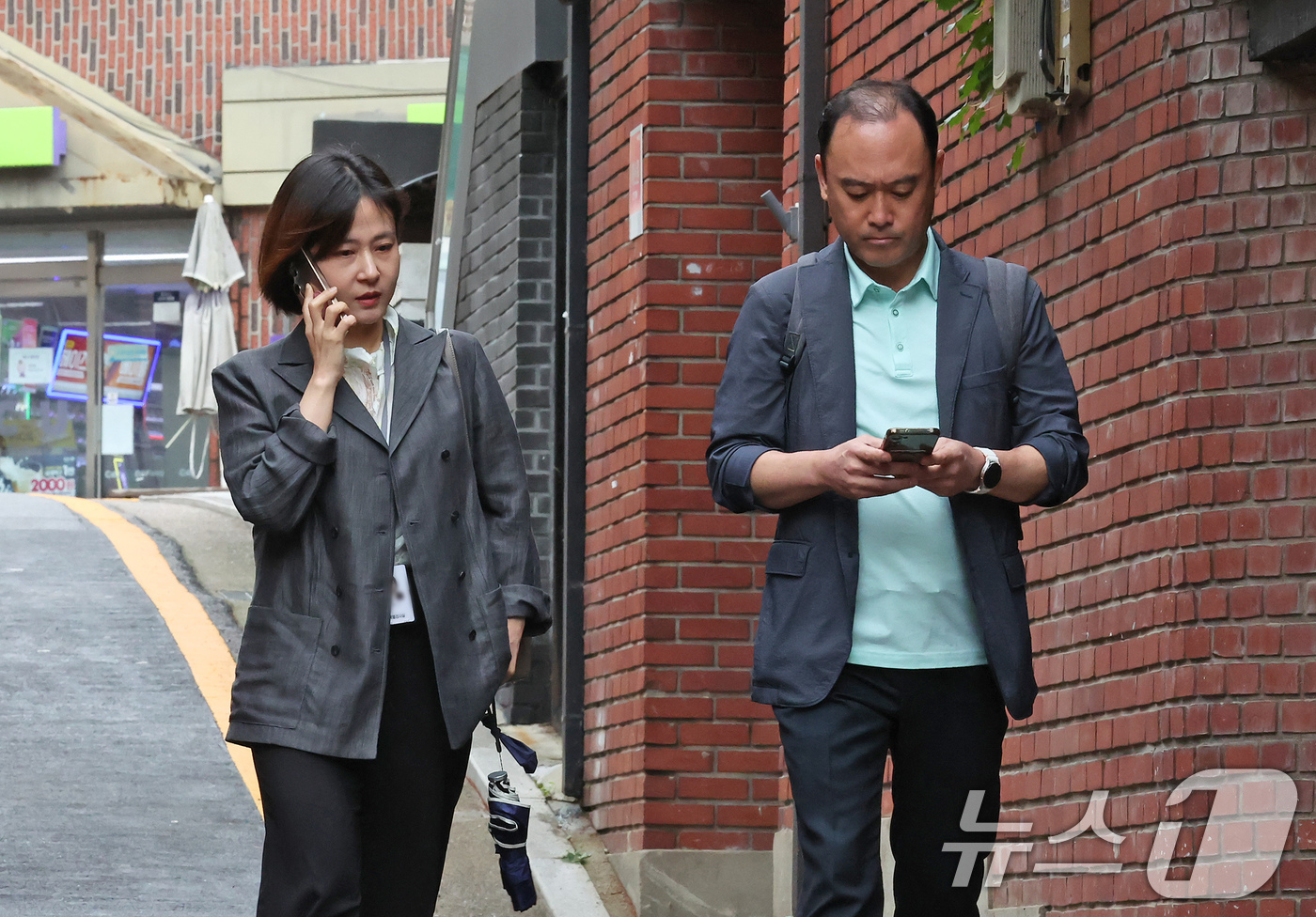 (서울=뉴스1) 장수영 기자 = 김건희 여사 관련 의혹을 수사하는 민중기 특검팀이 15일 오전 서울 강남구 역삼동에 위치한 건진법사 전성배 씨 법당에 대한 압수수색을 진행 중인 가 …