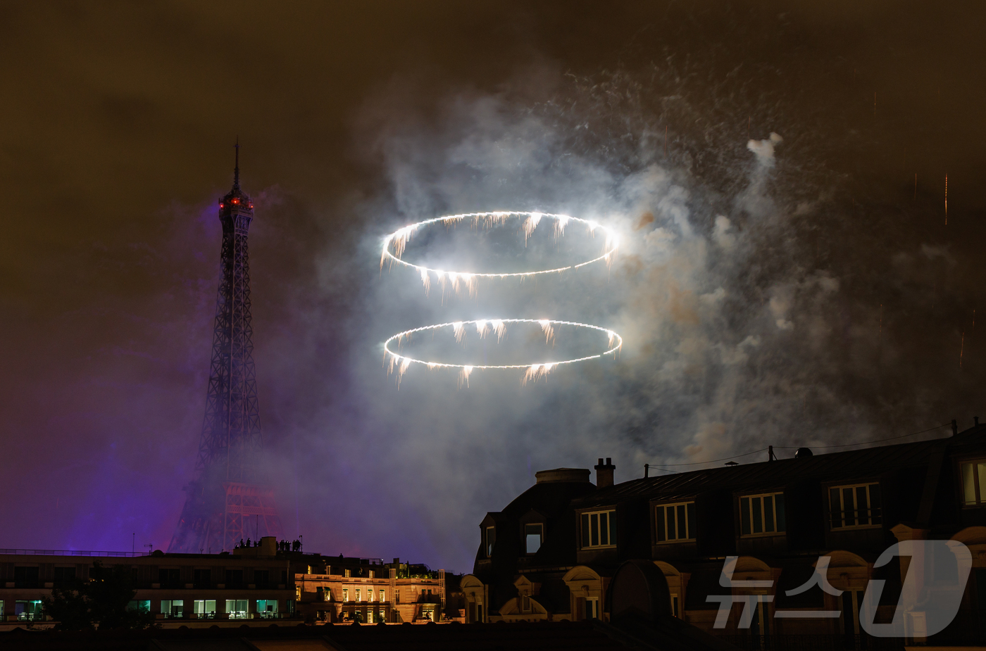 (파리=뉴스1) 이준성 기자 = 14일(현지시간) 프랑스 혁명 기념일(바스티유 데이)을 기념하기 위해 에펠탑에 펼쳐진 불꽃놀이 쇼에서 1천100대의 드론이 두 개의 거대 링 형상을 …