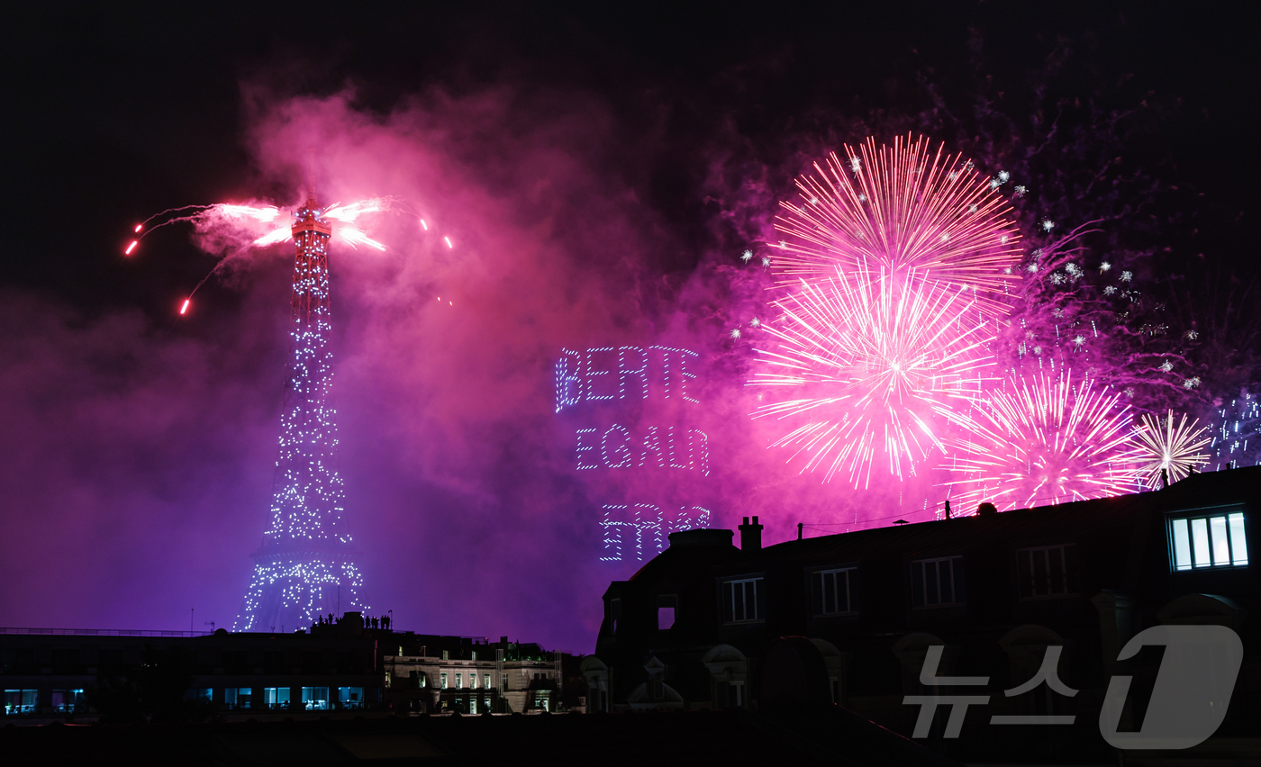 (파리=뉴스1) 이준성 기자 = 14일(현지시간) 프랑스 혁명 기념일(바스티유 데이)을 기념하기 위해 에펠탑에 펼쳐진 불꽃놀이 쇼에서 1천100대의 드론이 프랑스의 국가 모토인 ‘ …