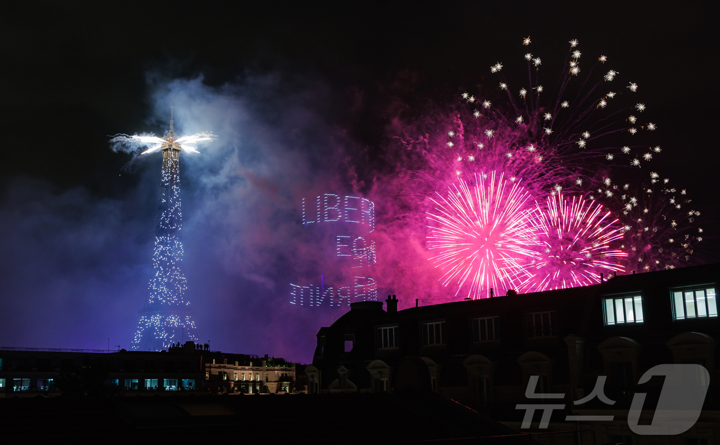 (파리=뉴스1) 이준성 기자 = 14일(현지시간) 프랑스 혁명 기념일(바스티유 데이)을 기념하기 위해 에펠탑에 펼쳐진 불꽃놀이 쇼에서 1천100대의 드론이 프랑스의 국가 모토인 ‘ …