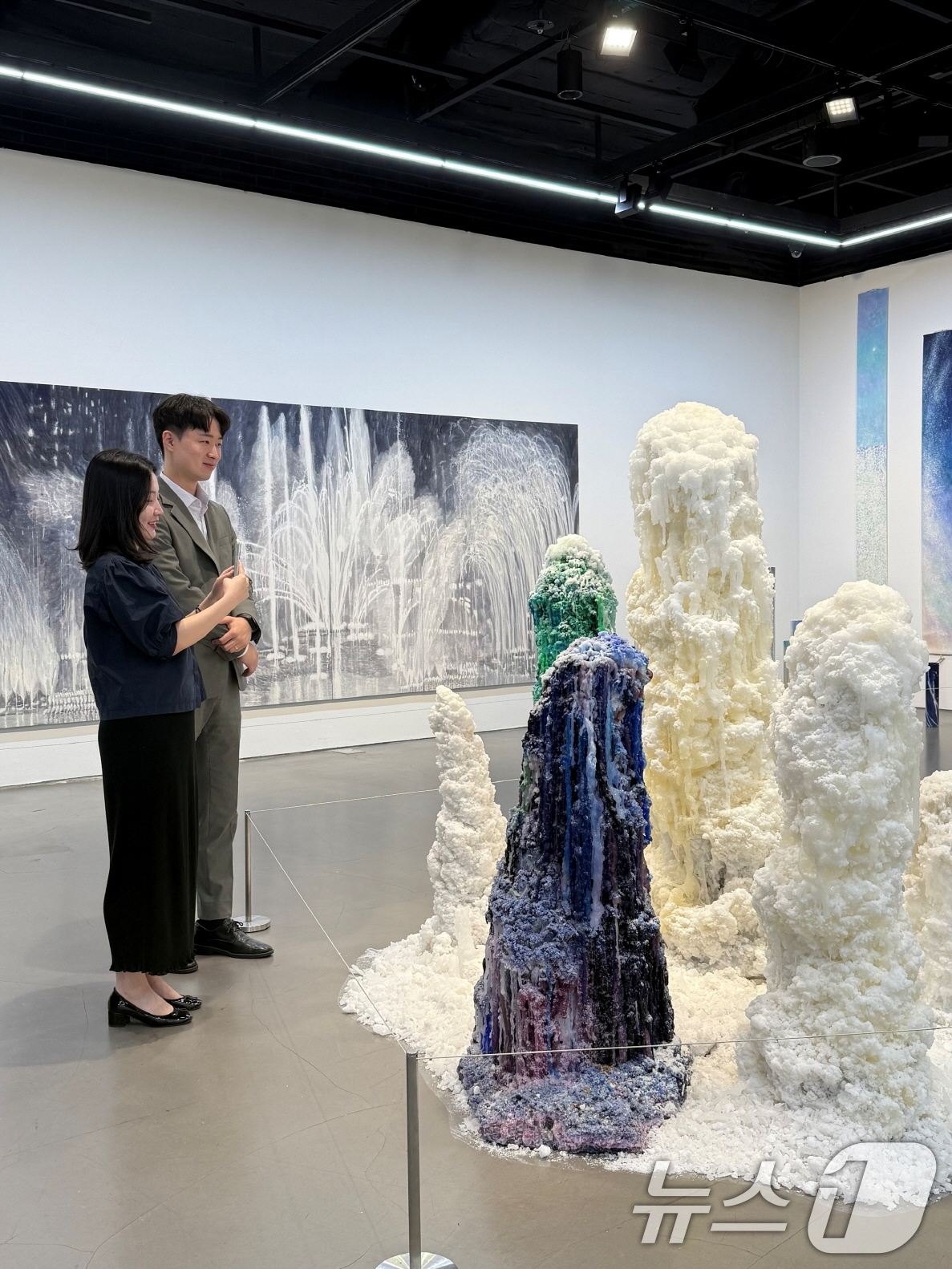 (서울=뉴스1) = 대구 신세계백화점은 신세계갤러리에서 오는 24일까지 'Summer Hashtag #Summersnow'展을 열고 본격적인 방학과 휴가철을 맞아 색다른 볼거리를 …