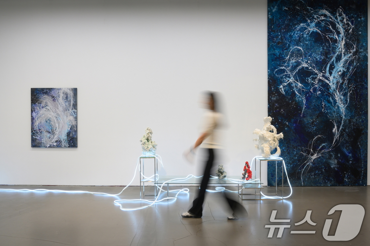 (서울=뉴스1) = 대구 신세계백화점은 신세계갤러리에서 오는 24일까지 'Summer Hashtag #Summersnow'展을 열고 본격적인 방학과 휴가철을 맞아 색다른 볼거리를 …