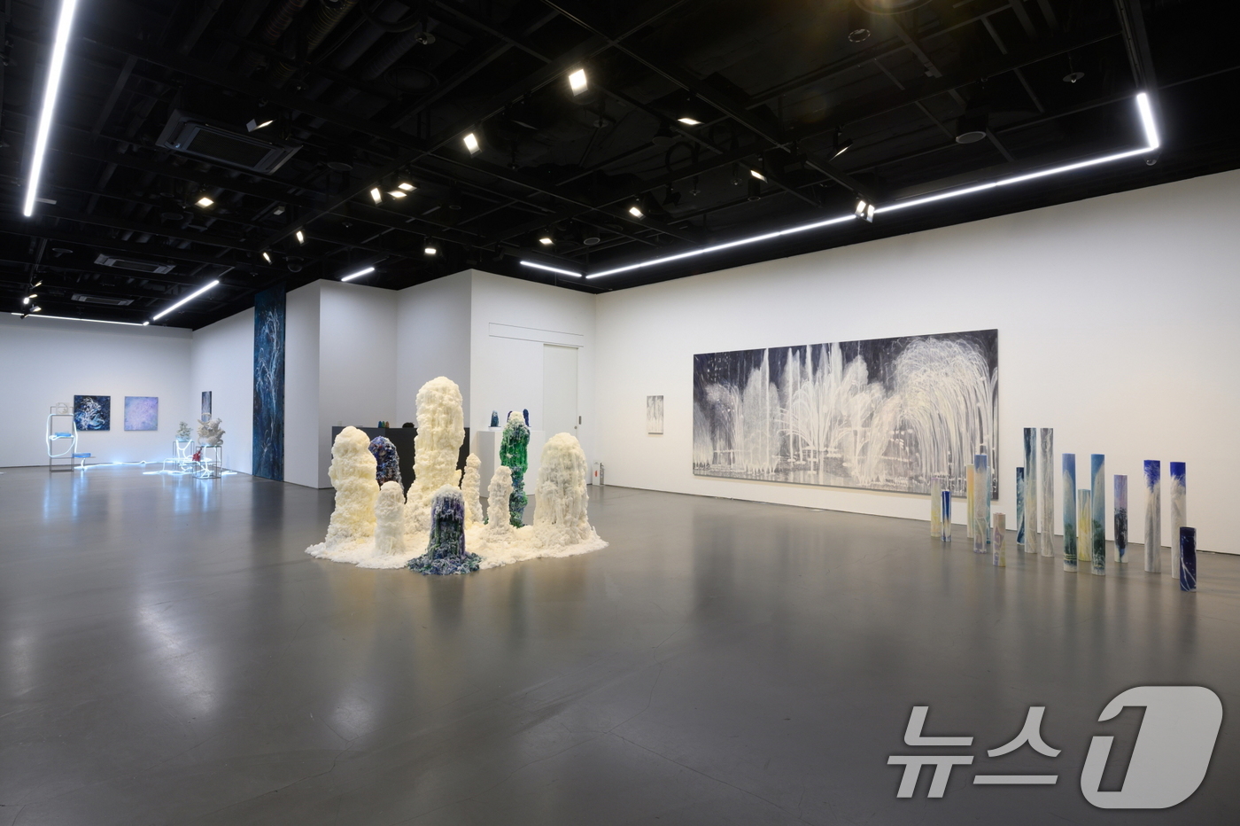 (서울=뉴스1) = 대구 신세계백화점은 신세계갤러리에서 오는 24일까지 'Summer Hashtag #Summersnow'展을 열고 본격적인 방학과 휴가철을 맞아 색다른 볼거리를 …