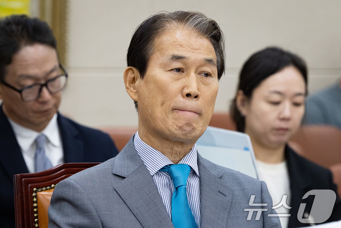 본문 이미지 - 권오을 국가보훈부 장관 후보자가 15일 서울 여의도 국회에서 열린 인사청문회에 출석해 청문회 시작을 기다리고 있다. 2025.7.15/뉴스1 ⓒ News1 유승관 기자