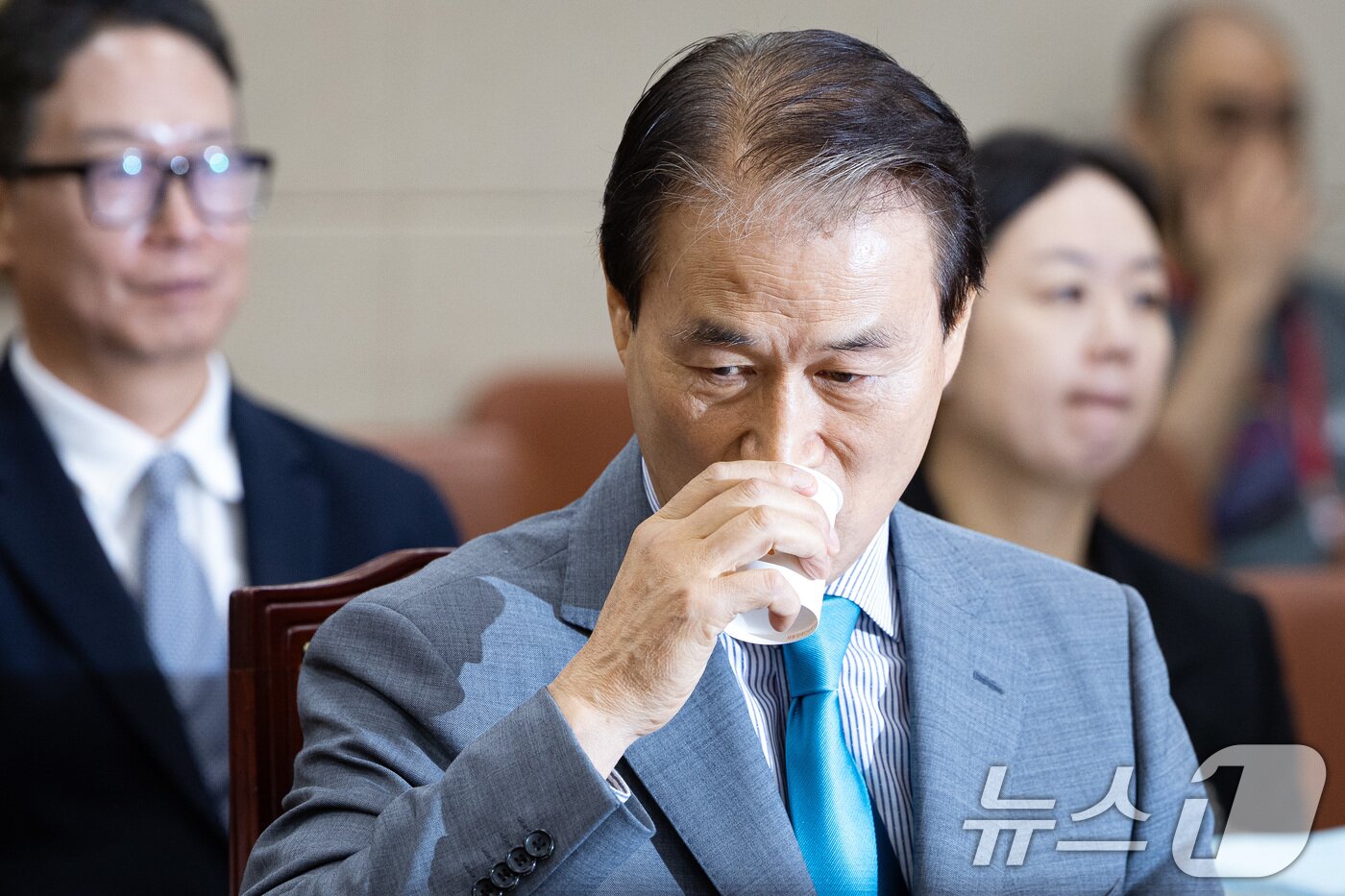 본문 이미지 - 권오을 국가보훈부 장관 후보자가 15일 서울 여의도 국회에서 열린 인사청문회에 출석해 물을 마시고 있다. 2025.7.15/뉴스1 ⓒ News1 유승관 기자