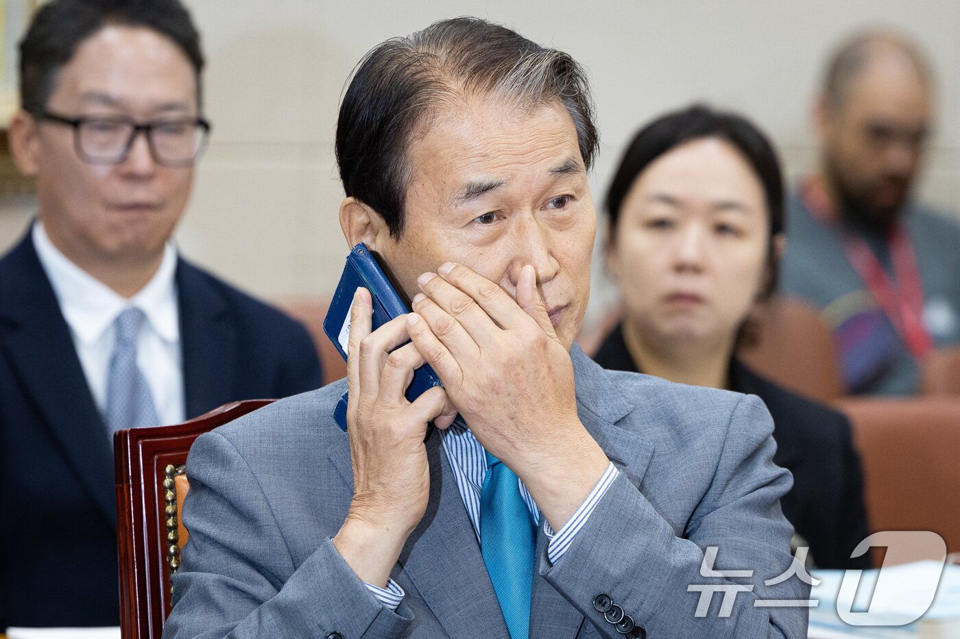 본문 이미지 - 권오을 국가보훈부 장관 후보자가 15일 서울 여의도 국회에서 열린 인사청문회에 출석해 청문회 시작 전 전화통화를 하고 있다. 2025.7.15/뉴스1 ⓒ News1 유승관 기자