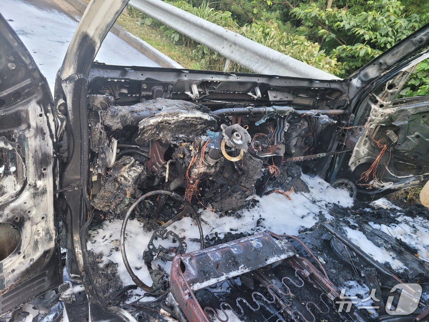 본문 이미지 - 지난 14일 서귀포시 상창교차로 인근 갓길에서 불이 난 1톤 트럭.(제주도소방안전본부 제공. 재판매 및 DB 금지)