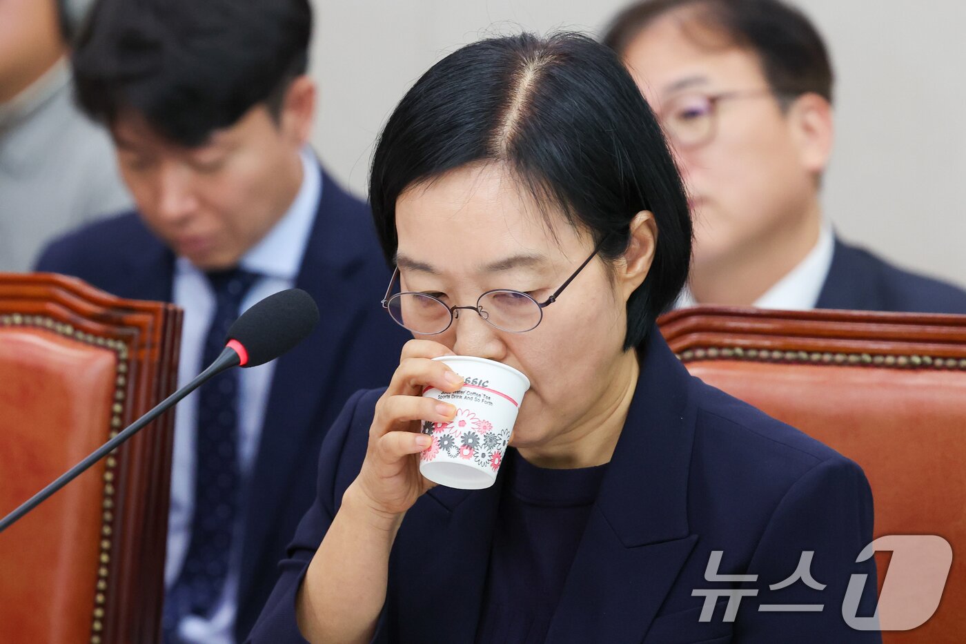 본문 이미지 - 한성숙 중소벤처기업부 장관 후보자가 15일 오전 서울 여의도 국회 산업통산자원중소벤처기업위원회에서 열린 인사청문회에 출석해 물을 마시고 있다. 2025.7.15/뉴스1 ⓒ News1 안은나 기자