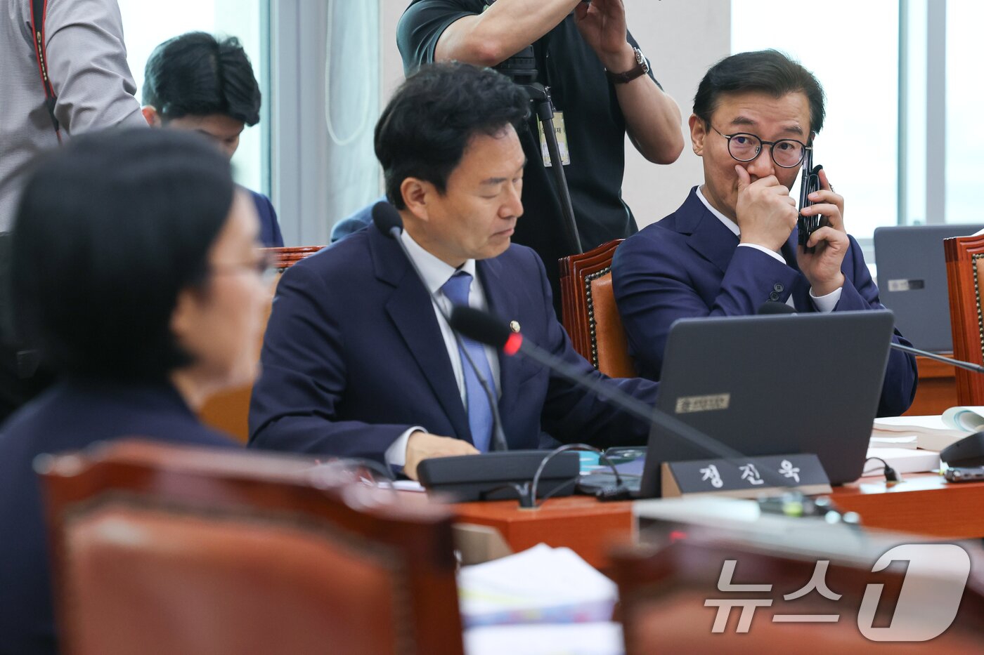 본문 이미지 - 해양수산부 장관 후보자인 전재수 더불어민주당 의원이 15일 오전 서울 여의도 국회 산업통산자원중소벤처기업위원회에서 열린 한성숙 중소벤처기업부 장관 후보자 인사청문회에 자리하고 있다. 2025.7.15/뉴스1 ⓒ News1 안은나 기자