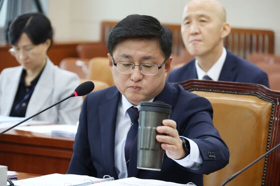'李 아들 축의금' 두고 환노위 입씨름…"전통 문화" "계좌번호 왜 공개"
