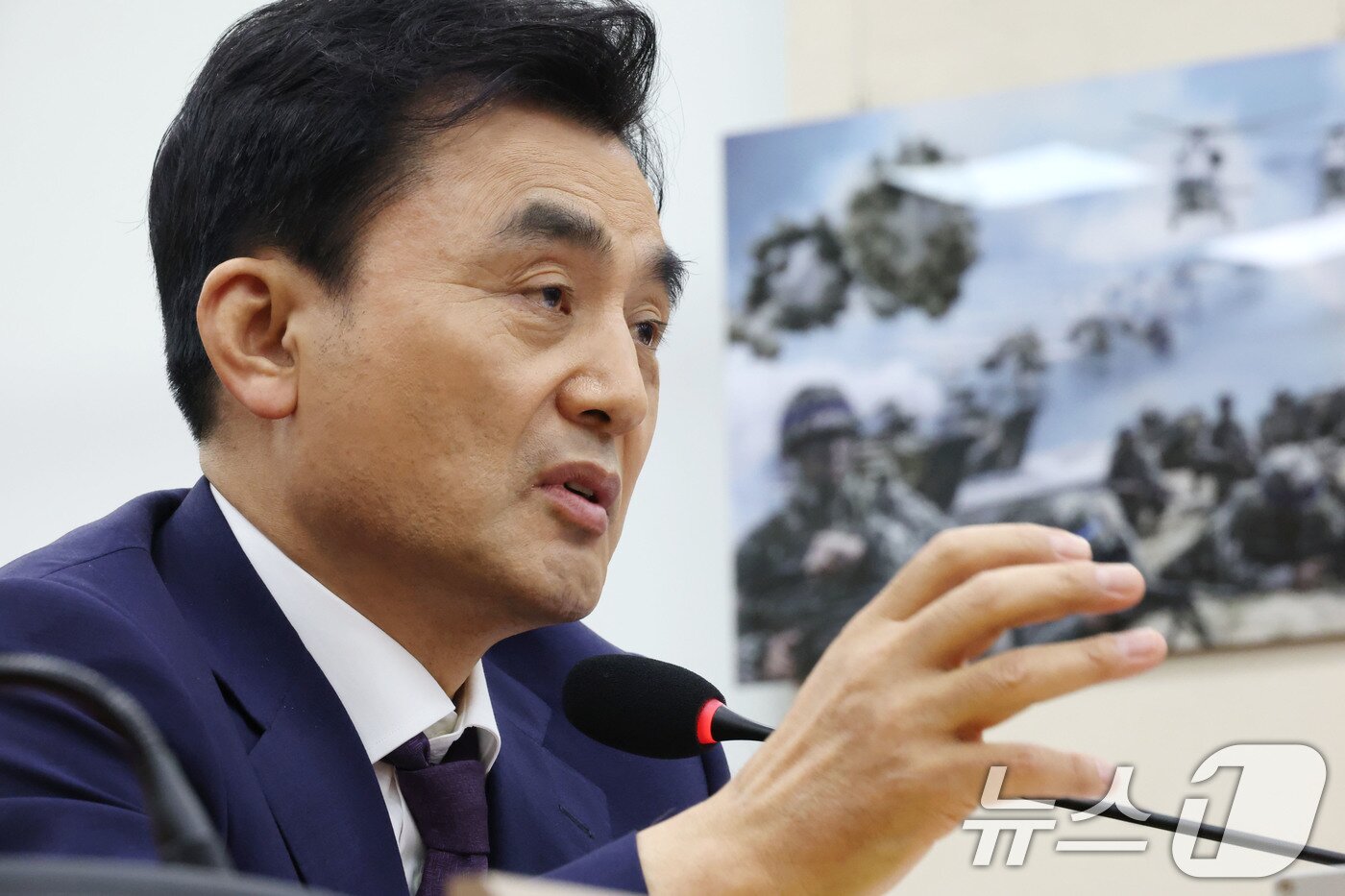 본문 이미지 - 안규백 국방부 장관 후보자가 15일 오전 서울 여의도 국회 국방위원회 전체회의장에서 열린 인사청문회에 출석해 의원 질의에 답하고 있다. 2025.7.15/뉴스1 ⓒ News1 이광호 기자