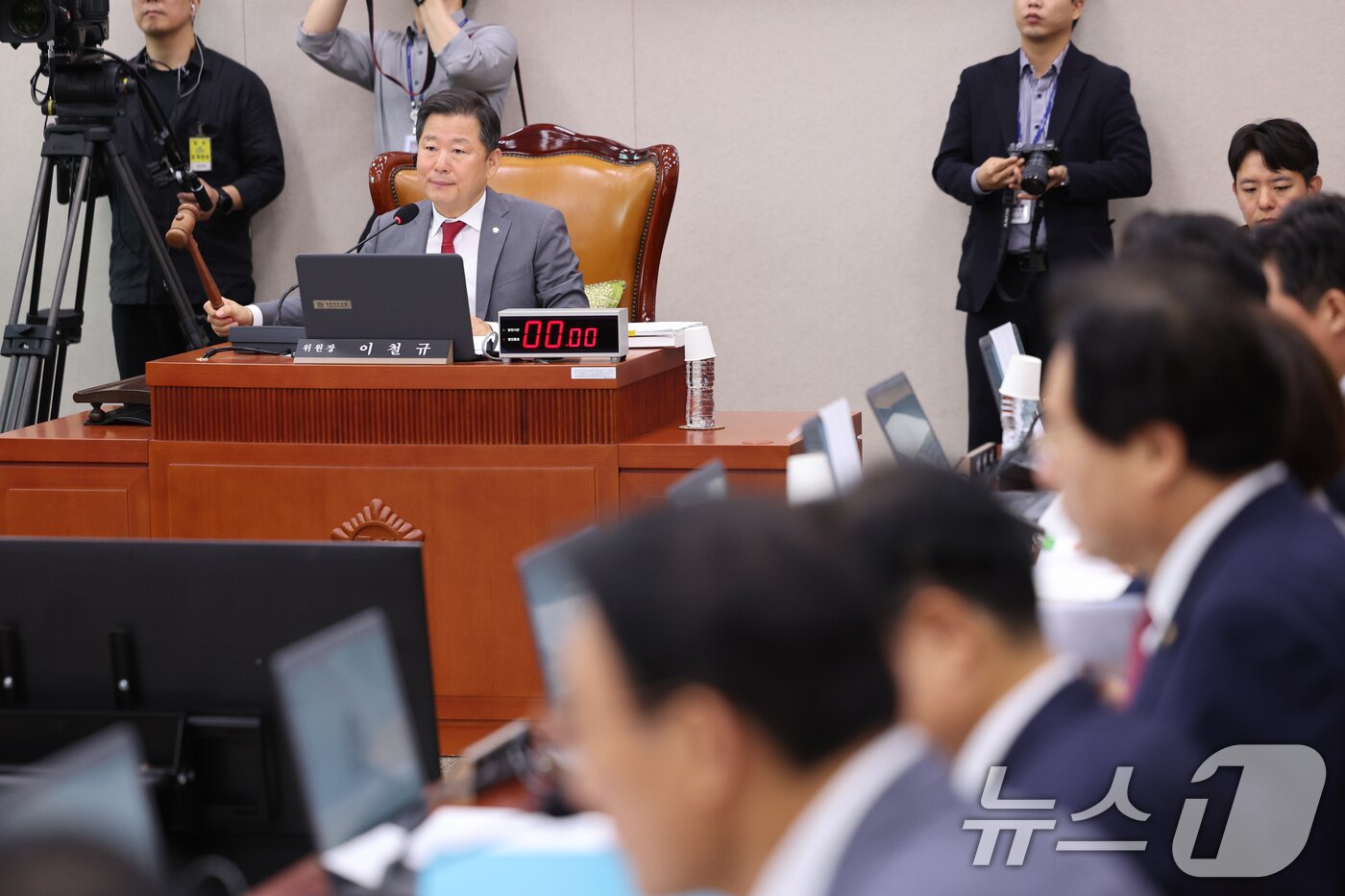 본문 이미지 - 15일 오전 서울 여의도 국회 산업통산자원중소벤처기업위원회에서 열린 한성숙 중소벤처기업부 장관 후보자 인사청문회에서 이철규 위원장이 의사봉을 두드리고 있다. 2025.7.15/뉴스1 ⓒ News1 안은나 기자