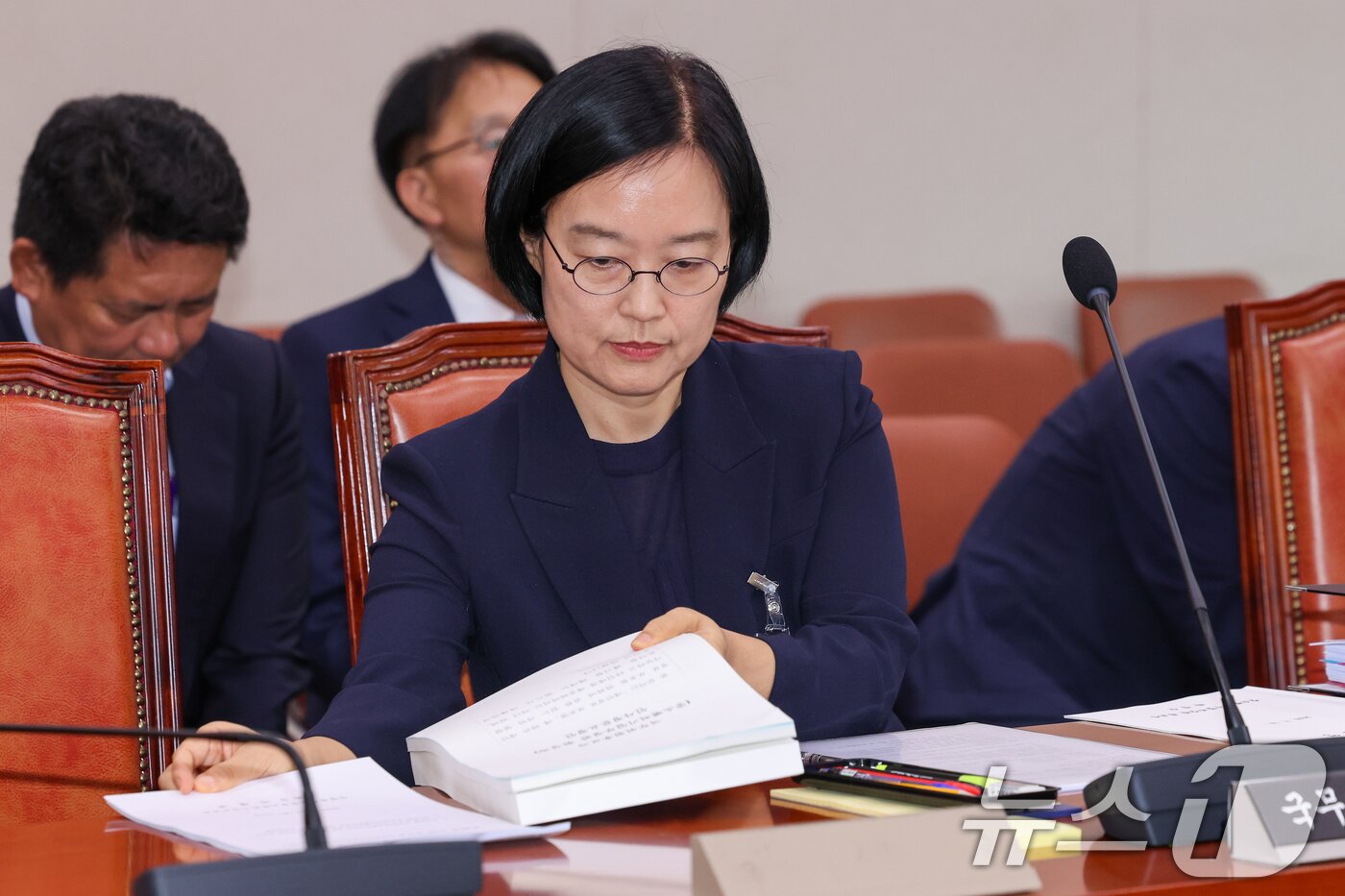 본문 이미지 - 한성숙 중소벤처기업부 장관 후보자가 15일 오전 서울 여의도 국회 산업통산자원중소벤처기업위원회에서 열린 인사청문회에 출석해 자료를 살피고 있다. 2025.7.15/뉴스1 ⓒ News1 안은나 기자