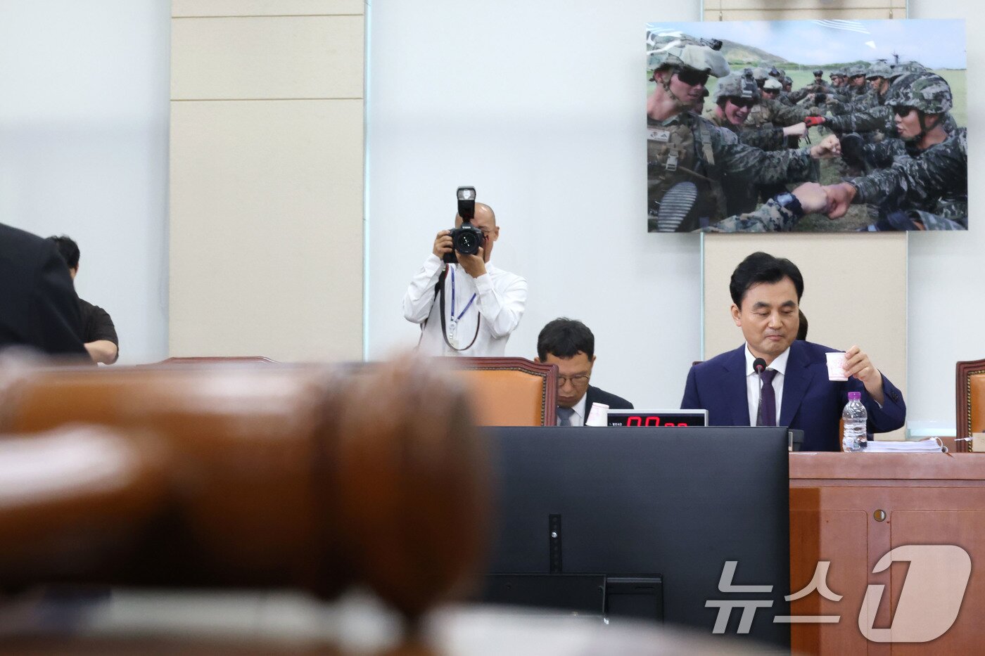 본문 이미지 - 안규백 국방부 장관 후보자가 15일 오전 서울 여의도 국회 국방위원회 전체회의장에서 열린 인사청문회에 출석해 물을 마시고 있다. 2025.7.15/뉴스1 ⓒ News1 이광호 기자