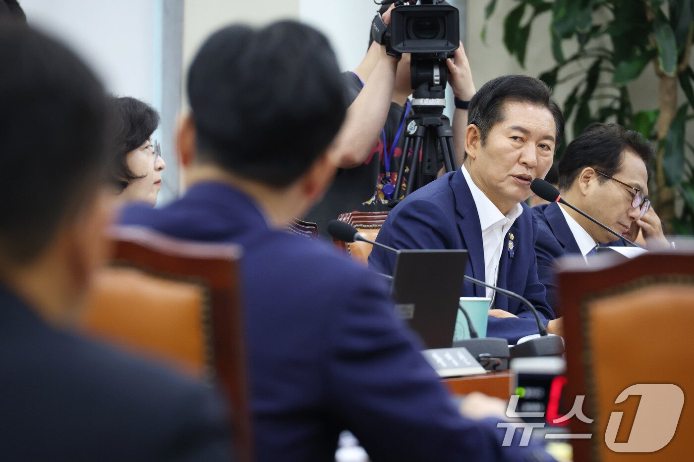 본문 이미지 - 정청래 더불어민주당 의원이 15일 오전 서울 여의도 국회 국방위원회 전체회의장에서 열린 안규백 국방부장관 후보자 인사청문회에서 질의하고 있다. 2025.7.15/뉴스1 ⓒ News1 이광호 기자