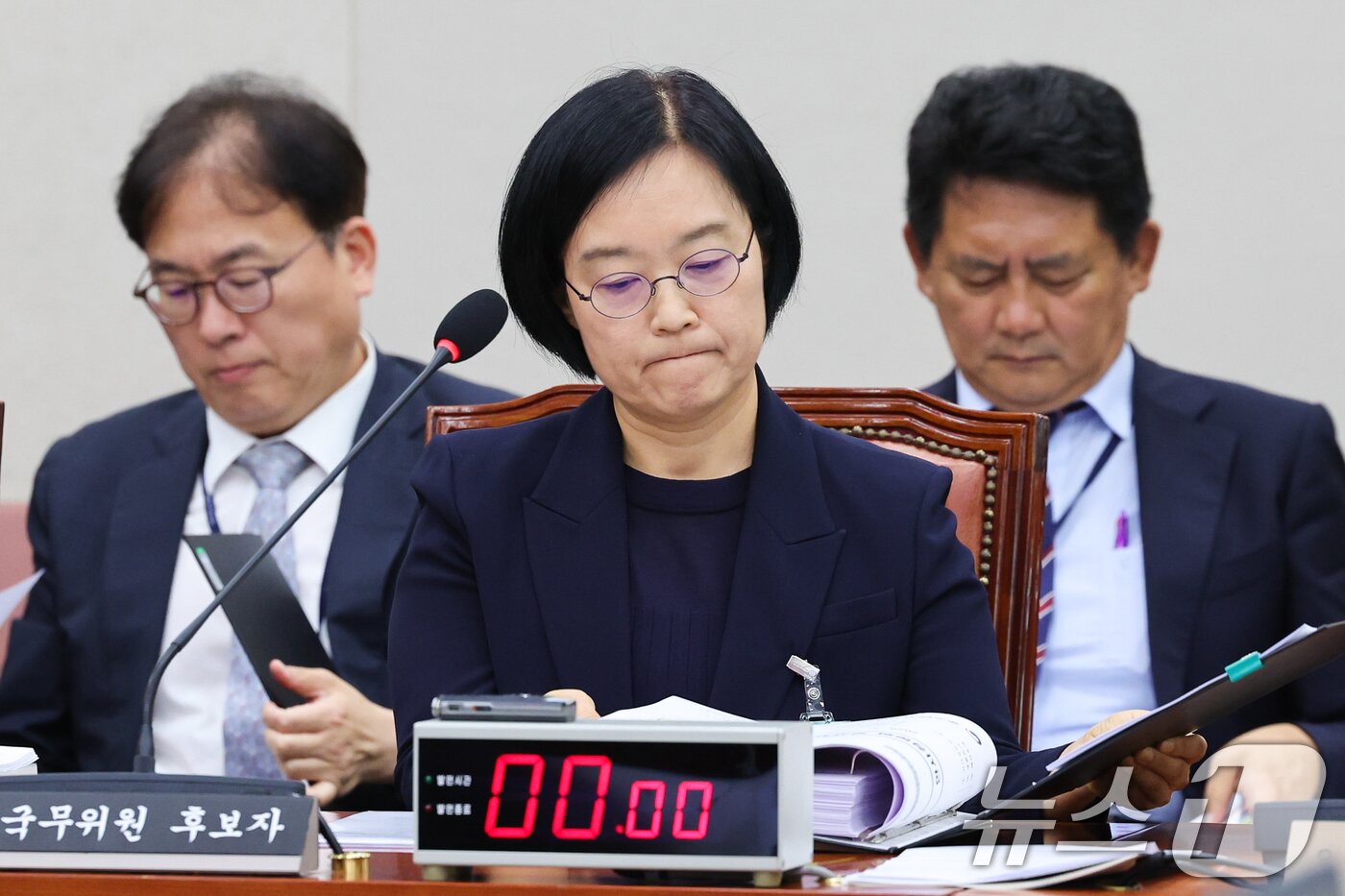 본문 이미지 - 한성숙 중소벤처기업부 장관 후보자가 15일 오전 서울 여의도 국회 산업통산자원중소벤처기업위원회에서 열린 인사청문회에 출석해 자료를 살피고 있다. 2025.7.15/뉴스1 ⓒ News1 안은나 기자
