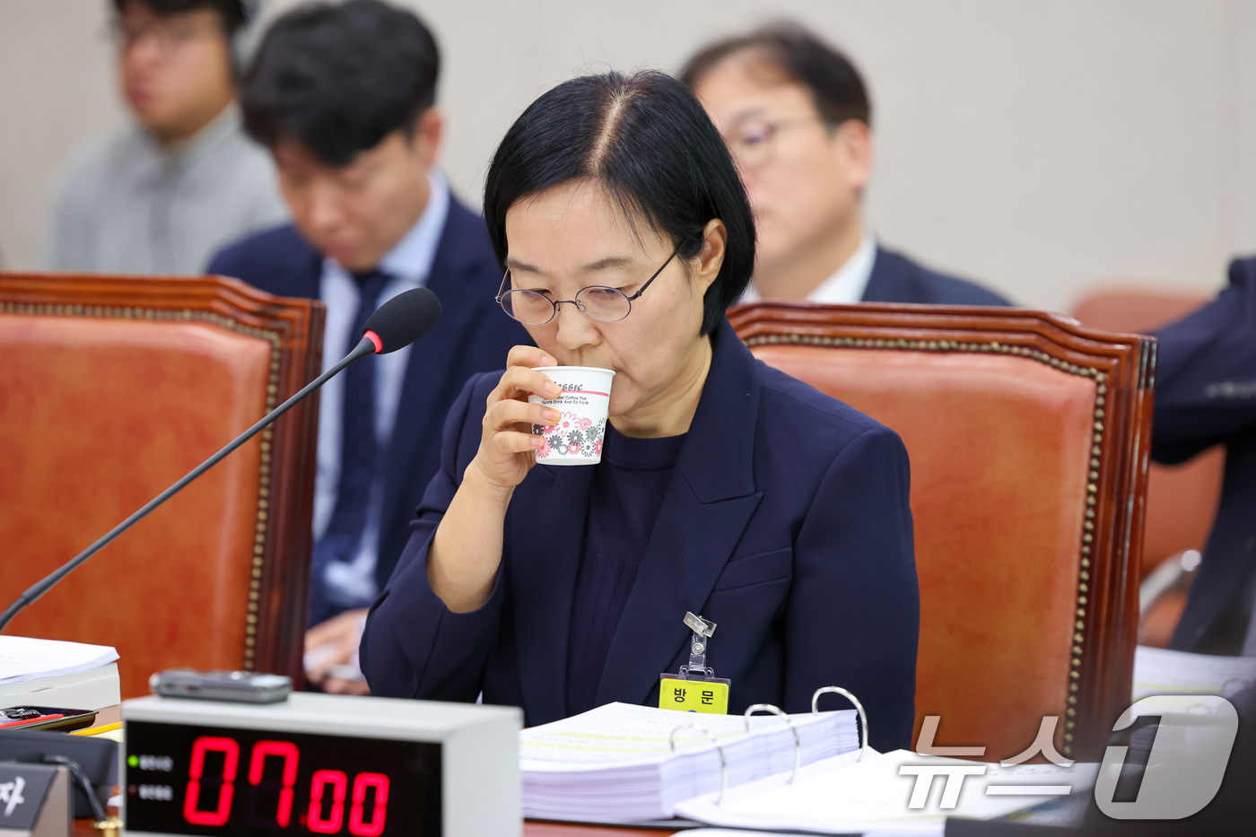 (서울=뉴스1) 안은나 기자 = 한성숙 중소벤처기업부 장관 후보자가 15일 오전 서울 여의도 국회 산업통산자원중소벤처기업위원회에서 열린 인사청문회에 출석해 물을 마시고 있다. 20 …