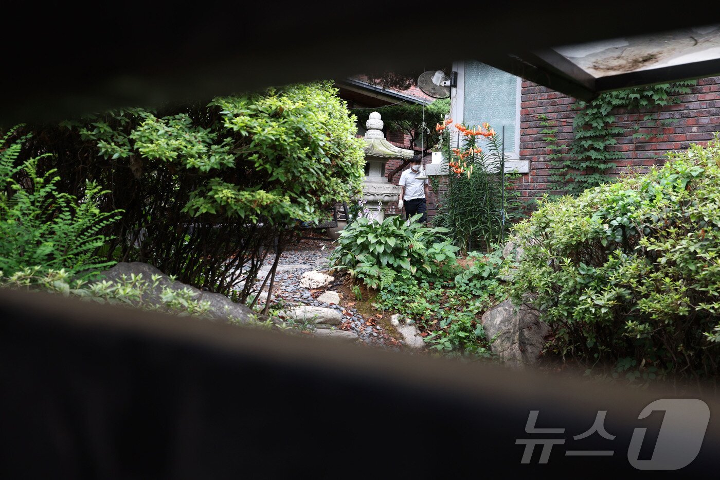 본문 이미지 - 김건희 여사에 대한 의혹을 수사하는 민중기 특검팀이 통일교 청탁 의혹과 관련해 &#39;건진법사&#39; 전성배 씨 법당 등 압수수색에 착수했다. 15일 서울 강남구 소재 전 씨의 법당에서 관계자가 분주히 움직이고 있다. &#40;공동취재&#41; 2025.7.15/뉴스1 ⓒ News1 장수영 기자