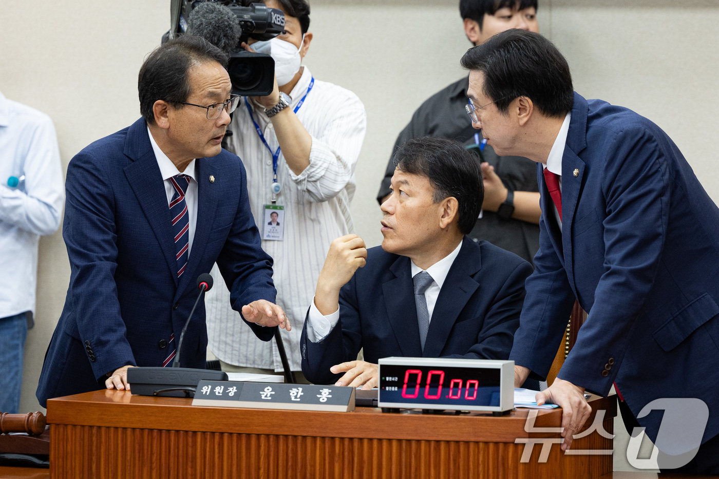 (서울=뉴스1) 유승관 기자 = 윤한홍 국회 정무위원장(가운데)과 더불어민주당 강준현, 국민의힘 강민국 간사가 15일 서울 여의도 국회에서 열린 권오을 국가보훈부 장관 후보자에 대 …