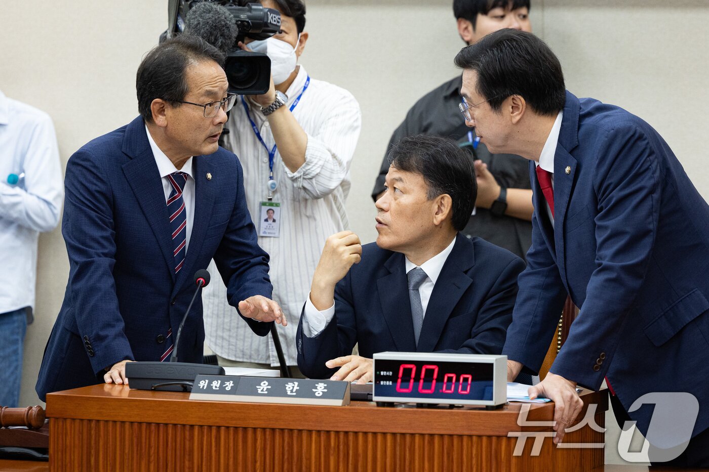 본문 이미지 - 윤한홍 국회 정무위원장&#40;가운데&#41;과 더불어민주당 강준현, 국민의힘 강민국 간사가 15일 서울 여의도 국회에서 열린 권오을 국가보훈부 장관 후보자에 대한 인사청문회에 앞서 논의하고 있다. 2025.7.15/뉴스1 ⓒ News1 유승관 기자