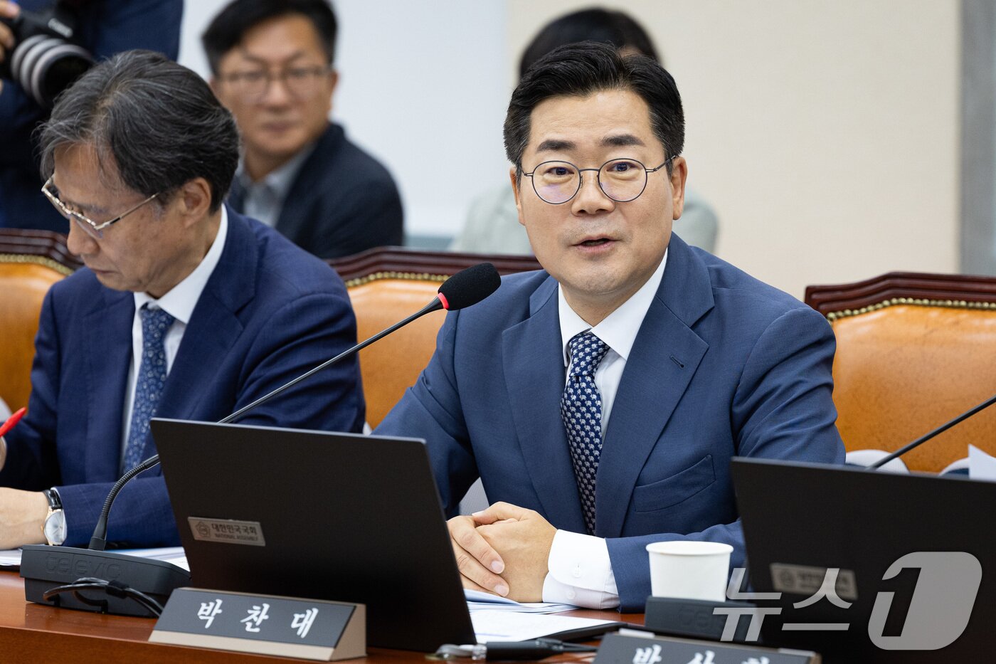 본문 이미지 - 박찬대 더불어민주당 의원이 15일 서울 여의도 국회에서 열린 정무위원회의 권오을 국가보훈부 장관 후보자에 대한 인사청문회에 앞서 정무위 보임 인사를 하고 있다. 2025.7.15/뉴스1 ⓒ News1 유승관 기자
