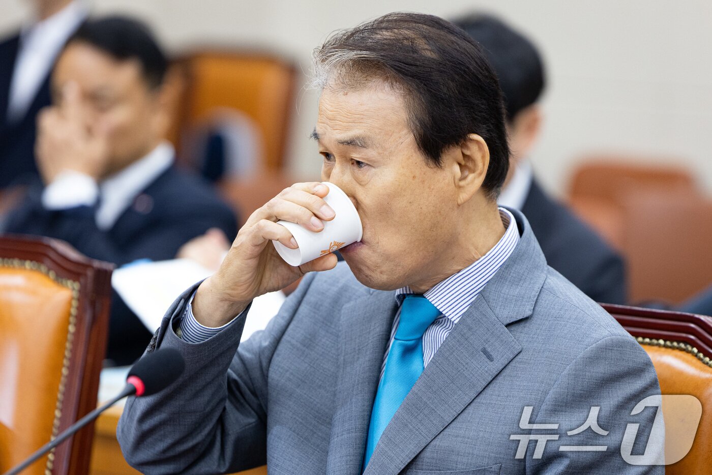 본문 이미지 - 권오을 국가보훈부 장관 후보자가 15일 서울 여의도 국회에서 열린 인사청문회에서 물을 마시고 있다. 2025.7.15/뉴스1 ⓒ News1 유승관 기자