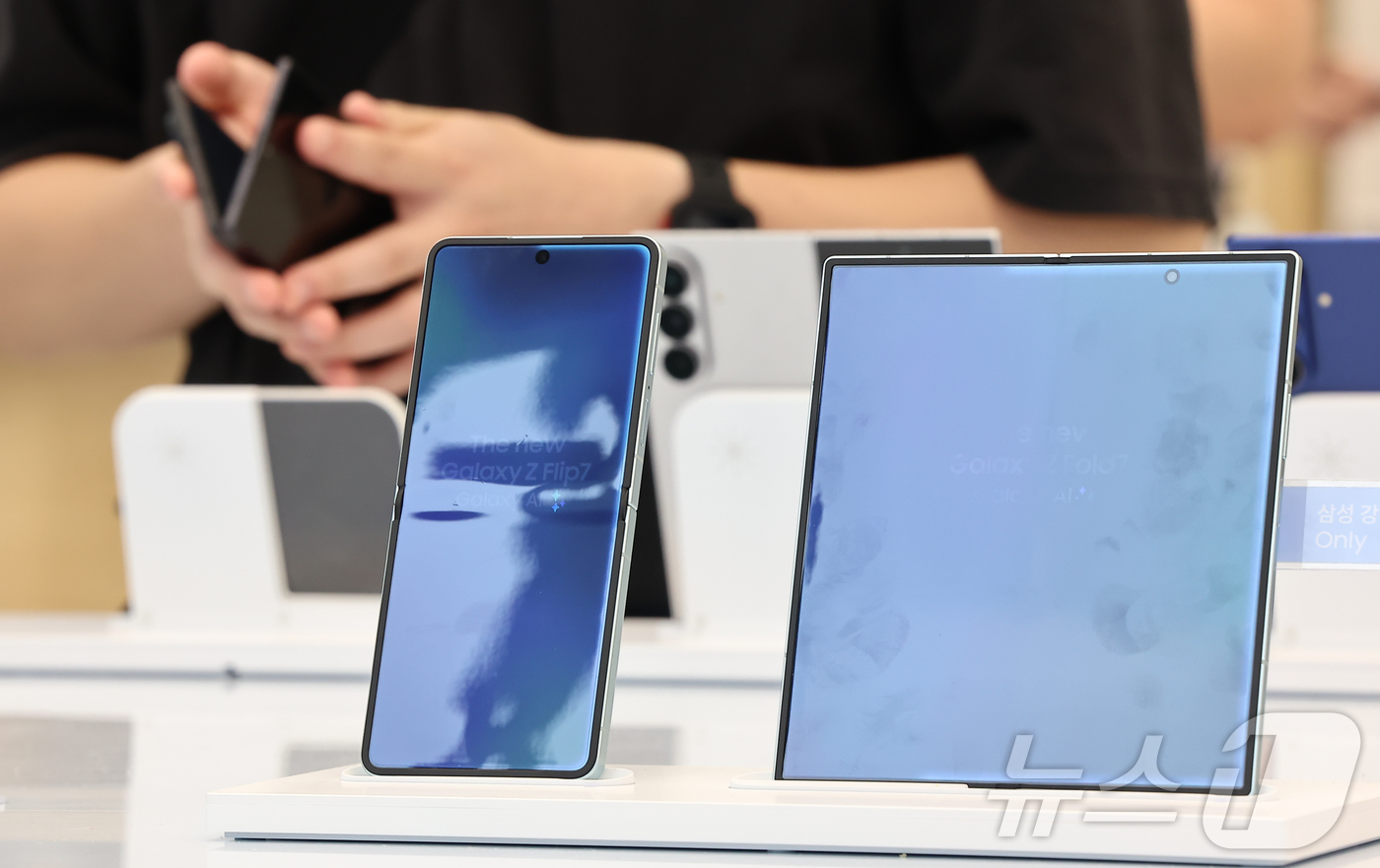 (서울=뉴스1) 김도우 기자 = 삼성전자의 새로운 폴더블폰 갤럭시Z7 시리즈의 예약 판매가 시작된 15일 서울 삼성 강남에서 고객들이 갤럭시Z7 시리즈 제품을 살펴보고 있다. 20 …