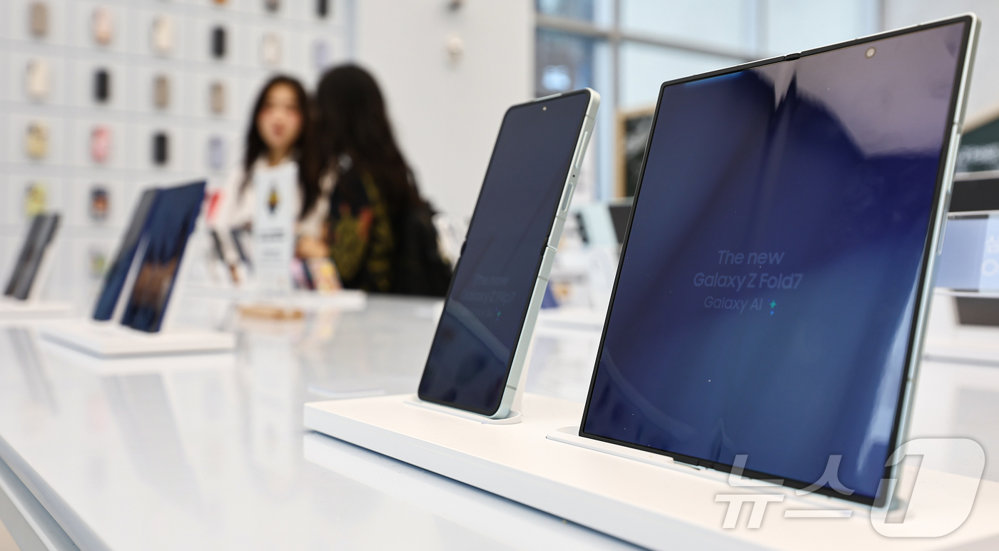 (서울=뉴스1) 김도우 기자 = 삼성전자의 새로운 폴더블폰 갤럭시Z7 시리즈의 예약 판매가 시작된 15일 서울 삼성 강남에서 고객들이 갤럭시Z7 시리즈 제품을 살펴보고 있다. 20 …