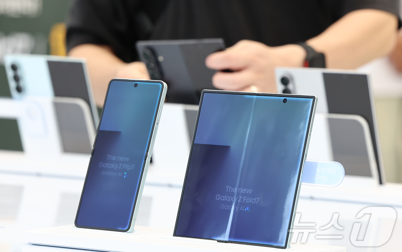 (서울=뉴스1) 김도우 기자 = 삼성전자의 새로운 폴더블폰 갤럭시Z7 시리즈의 예약 판매가 시작된 15일 서울 삼성 강남에서 고객들이 갤럭시Z7 시리즈 제품을 살펴보고 있다. 20 …