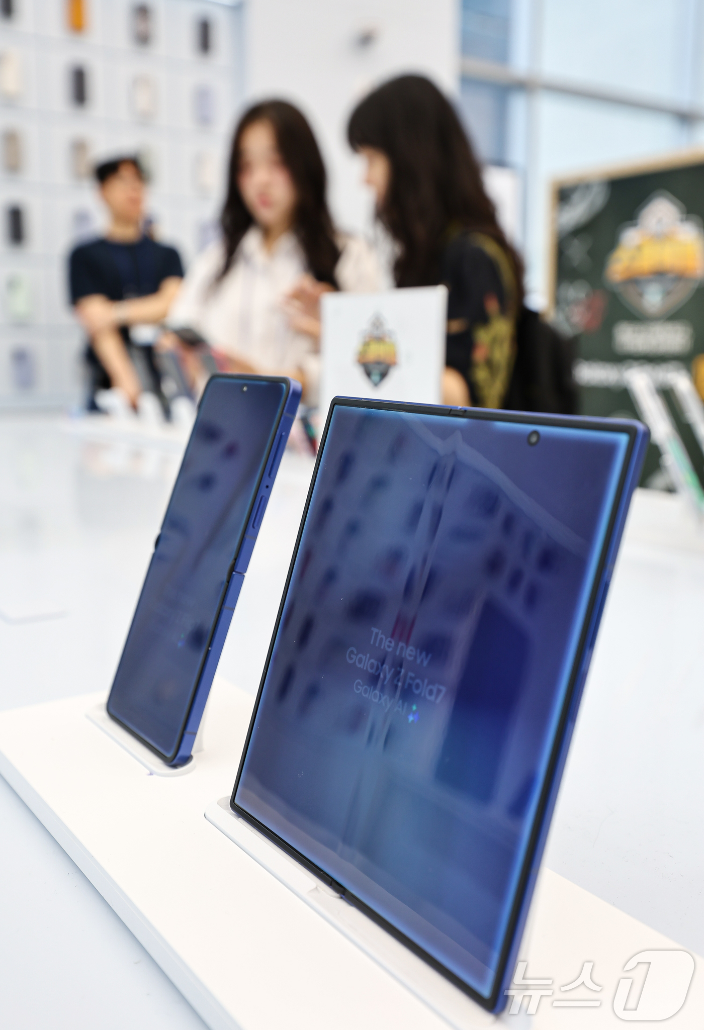 (서울=뉴스1) 김도우 기자 = 삼성전자의 새로운 폴더블폰 갤럭시Z7 시리즈의 예약 판매가 시작된 15일 서울 삼성 강남에서 고객들이 갤럭시Z7 시리즈 제품을 살펴보고 있다. 20 …