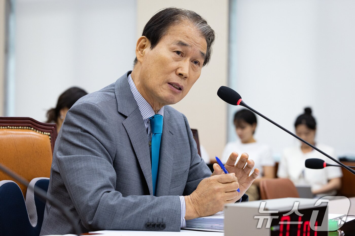 본문 이미지 - 권오을 국가보훈부 장관 후보자가 15일 서울 여의도 국회에서 열린 인사청문회에서 의원 질의에 답하고 있다. 2025.7.15/뉴스1 ⓒ News1 유승관 기자
