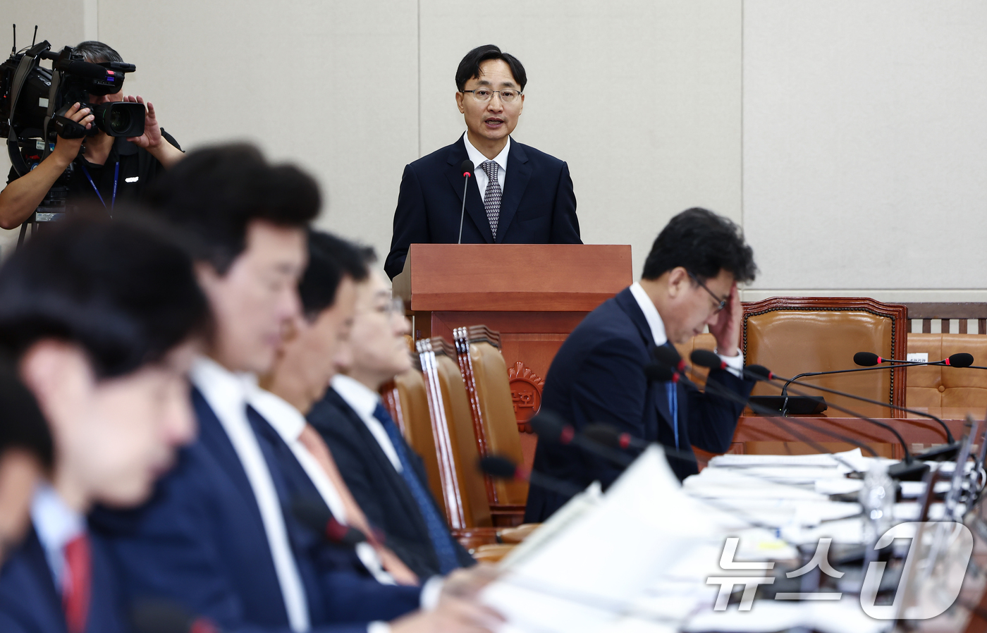 (서울=뉴스1) 김민지 기자 = 임광현 국세청장 후보자가 15일 오전 서울 여의도 국회 기획재정위원회에서 열린 국세청장 후보자 인사청문회에서 인사말을 하고 있다. 2025.7.15 …