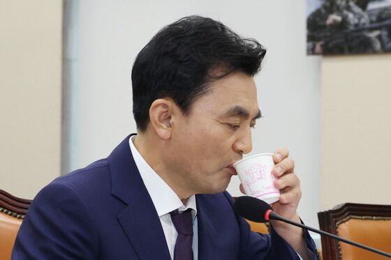 국힘 국방위원들 "안규백 병적표 제출해야…'연장 복무' 꼭 해명 필요"