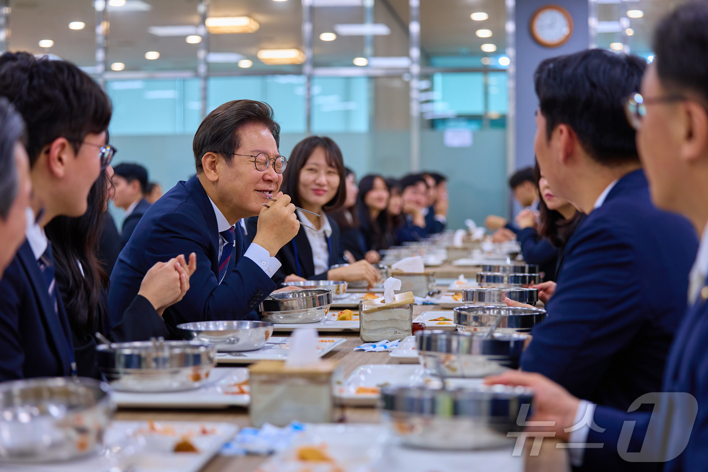 (서울=뉴스1) 이재명 기자 = 이재명 대통령이 지난 14일 충북 진천 국가공무원인재개발원에서 5급 신임관리자 과정 교육생들과 오찬을 하고 있다. (이재명 대통령 SNS. 재판매 …