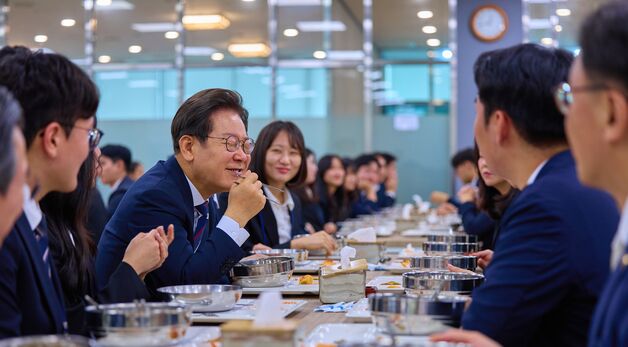미소 짓는 이재명 대통령