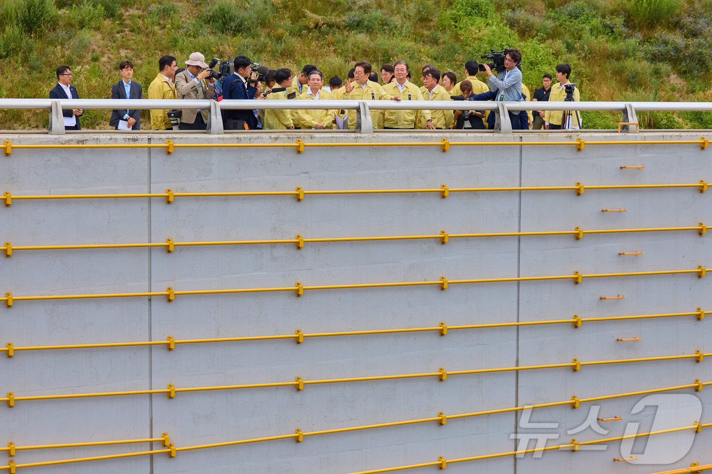 (서울=뉴스1) 이재명 기자 = 이재명 대통령이 지난 14일 충북 청주시 흥덕구 오송읍 궁평2지하차도를 방문해 안전시설 현황 점검을 하고 있다.이 대통령은 오송 지하차도 참사 2주 …