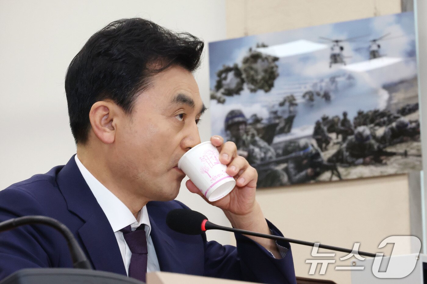 본문 이미지 - 안규백 국방부 장관 후보자가 15일 오전 서울 여의도 국회 국방위원회 전체회의장에서 열린 인사청문회에 출석해 물을 마시고 있다. 2025.7.15/뉴스1 ⓒ News1 이광호 기자