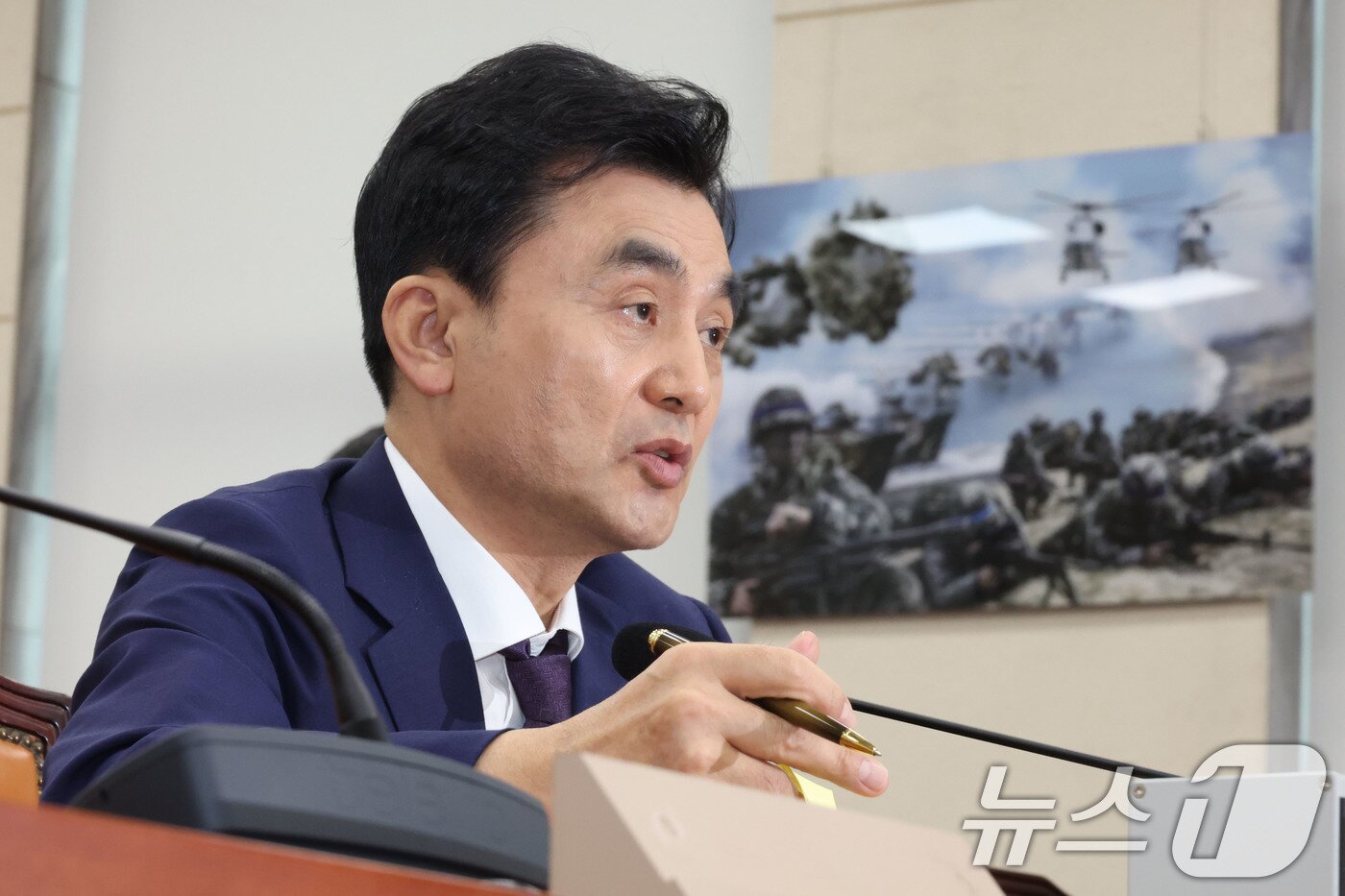 본문 이미지 - 안규백 국방부 장관 후보자가 15일 오전 서울 여의도 국회 국방위원회 전체회의장에서 열린 인사청문회에 출석해 의원 질의에 답하고 있다. 2025.7.15/뉴스1 ⓒ News1 이광호 기자
