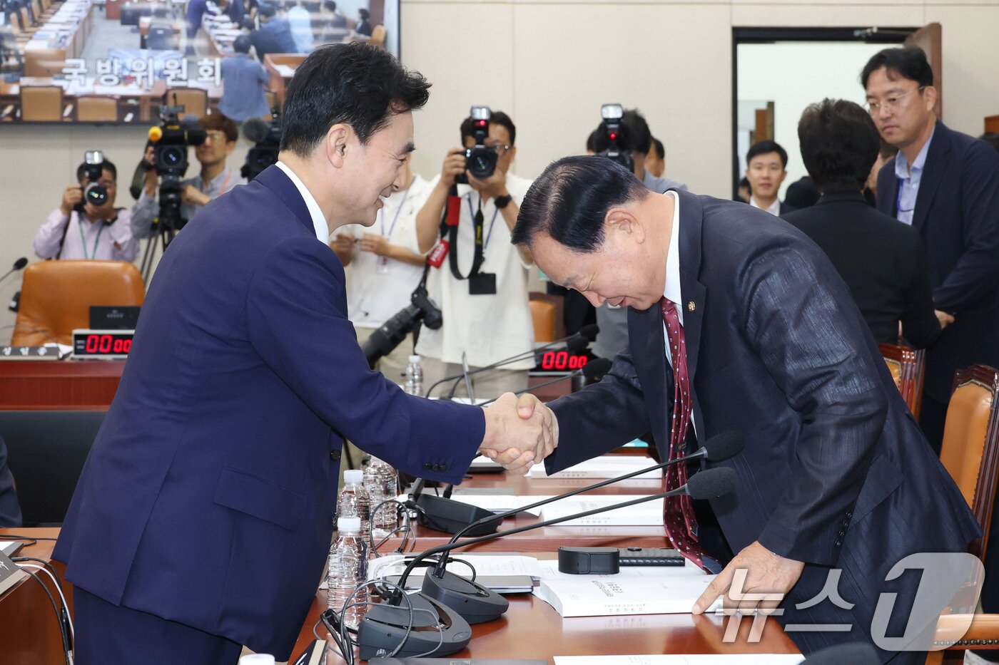 본문 이미지 - 안규백 국방부 장관 후보자가 15일 오전 서울 여의도 국회 국방위원회 전체회의장에서 열린 인사청문회에 출석해 한기호 국민의힘 의원과 인사나누고 있다. 2025.7.15/뉴스1 ⓒ News1 이광호 기자