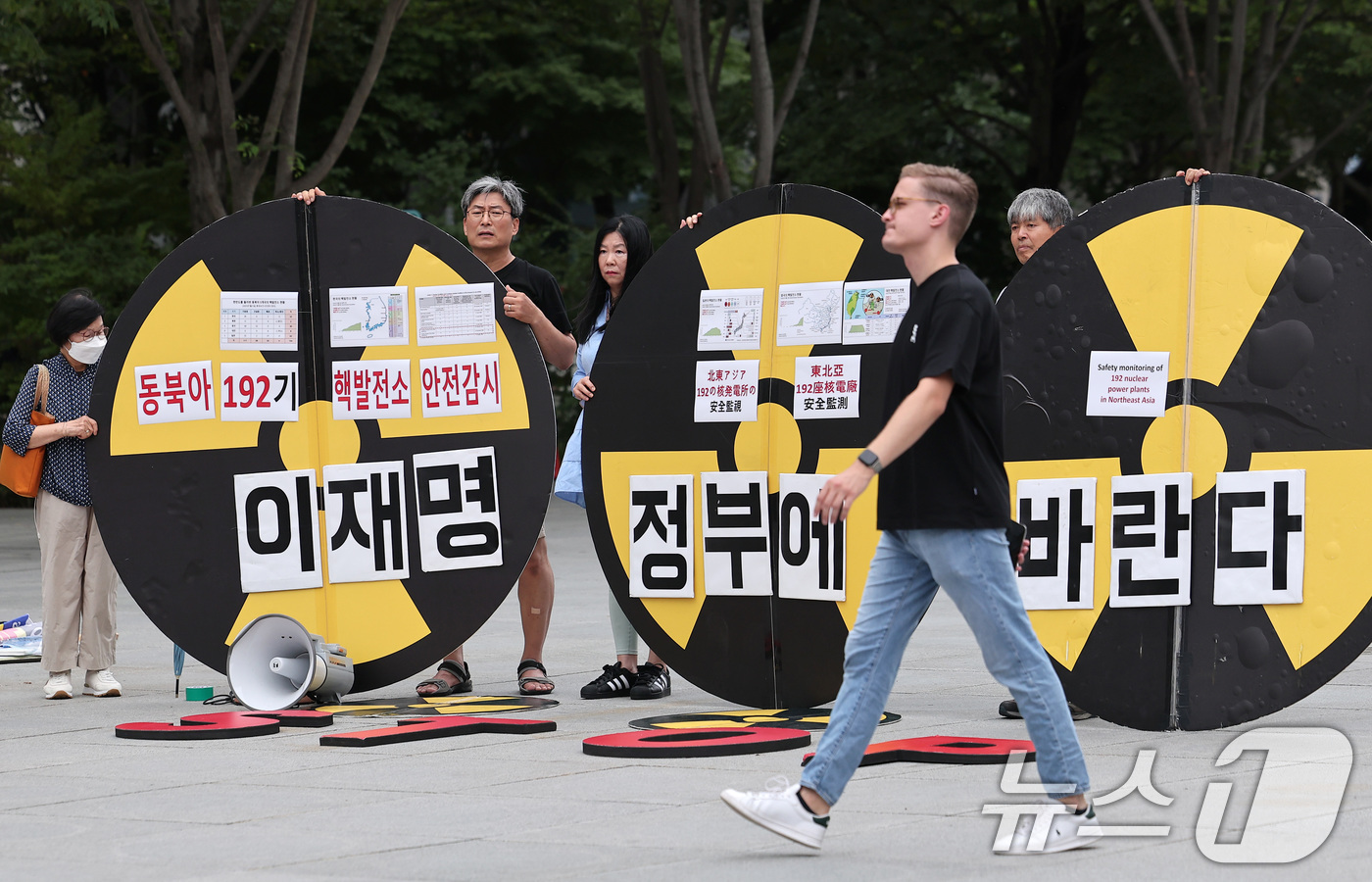 (서울=뉴스1) 김성진 기자 = 환경보건시민센터 회원들이 15일 서울 종로구 광화문광장 이순신 동상 앞에서 이재명 정부에 바란다 ‘핵안전이 최우선이다' 기자회견을 하고 있다. 20 …