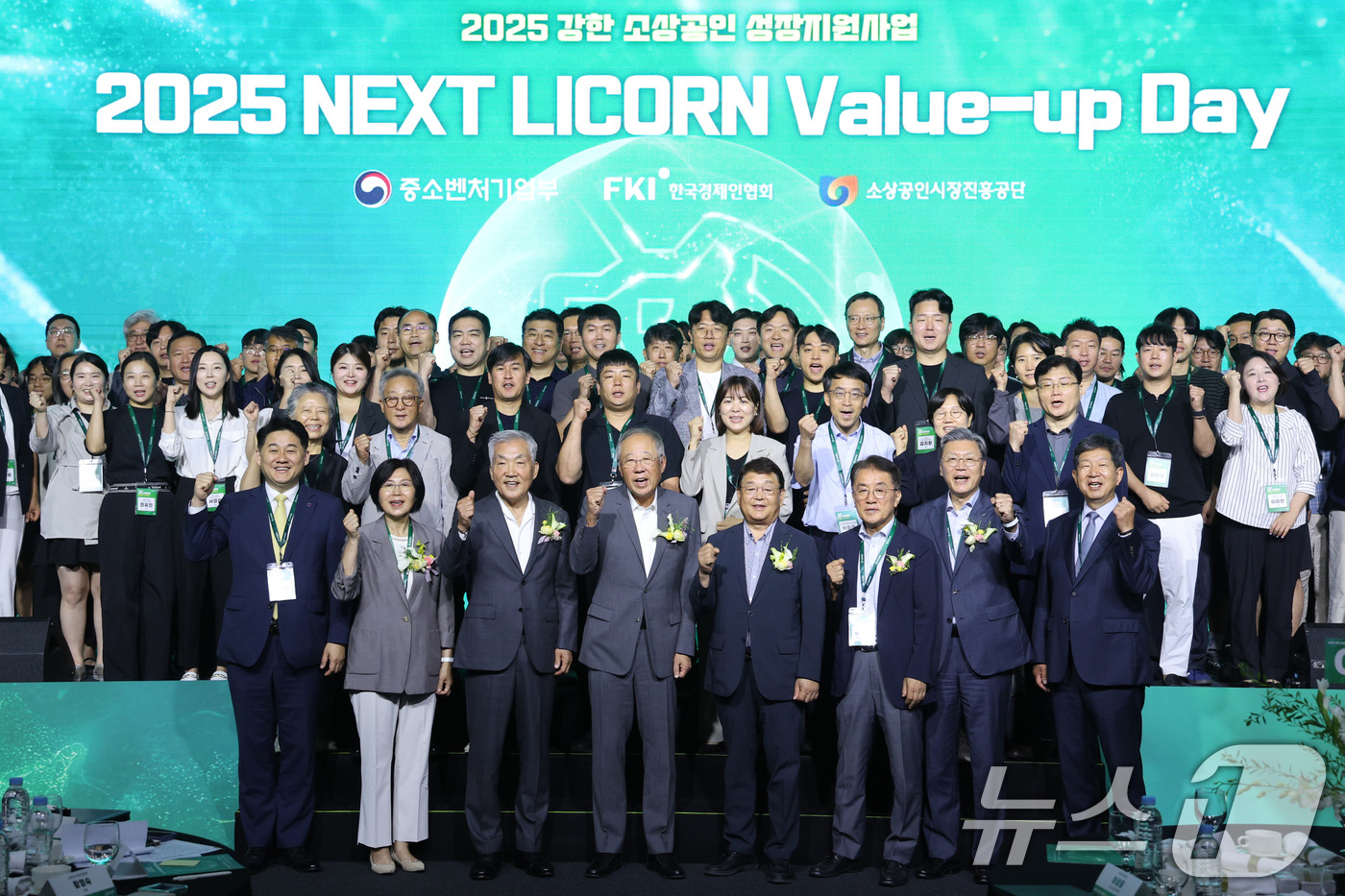 (서울=뉴스1) 신웅수 기자 = 류진 한국경제인협회 회장과 박성효 소상공인시장진흥공단 이사장이 15일 오전 서울 여의도 FKI타워 컨퍼런스센터에서 열린 '강한 소상공인 밸류업 데이 …