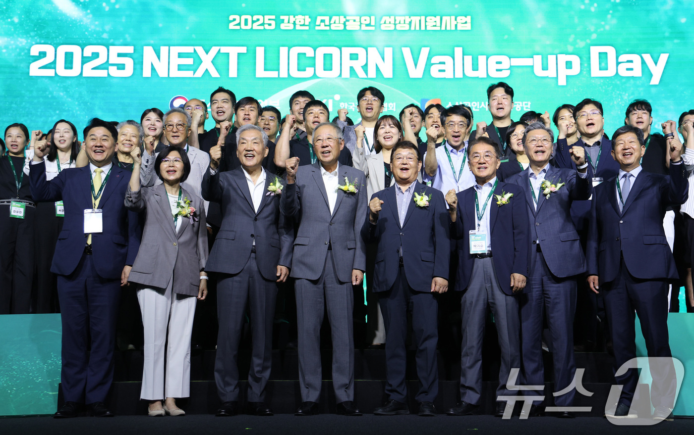 (서울=뉴스1) 신웅수 기자 = 류진 한국경제인협회 회장과 박성효 소상공인시장진흥공단 이사장이 15일 오전 서울 여의도 FKI타워 컨퍼런스센터에서 열린 '강한 소상공인 밸류업 데이 …