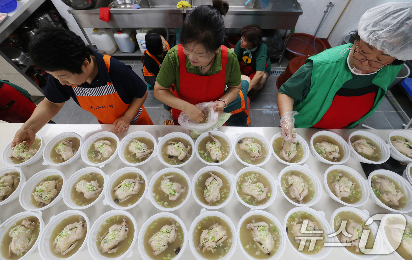 (수원=뉴스1) 김영운 기자 = 초복을 닷새 앞둔 15일 오전 경기 수원시 권선구 권선1동행정복지센터에서 새마을부녀회원들이 관내 어르신들께 전달할 삼계탕을 만들고 있다. 2025. …